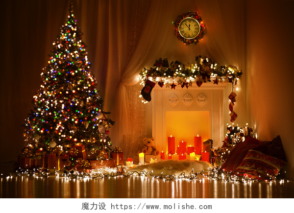 圣诞房间室内设计圣诞房间室内设计，圣诞树装饰用灯礼物礼品玩具、 蜡烛、 花环室内照明壁炉